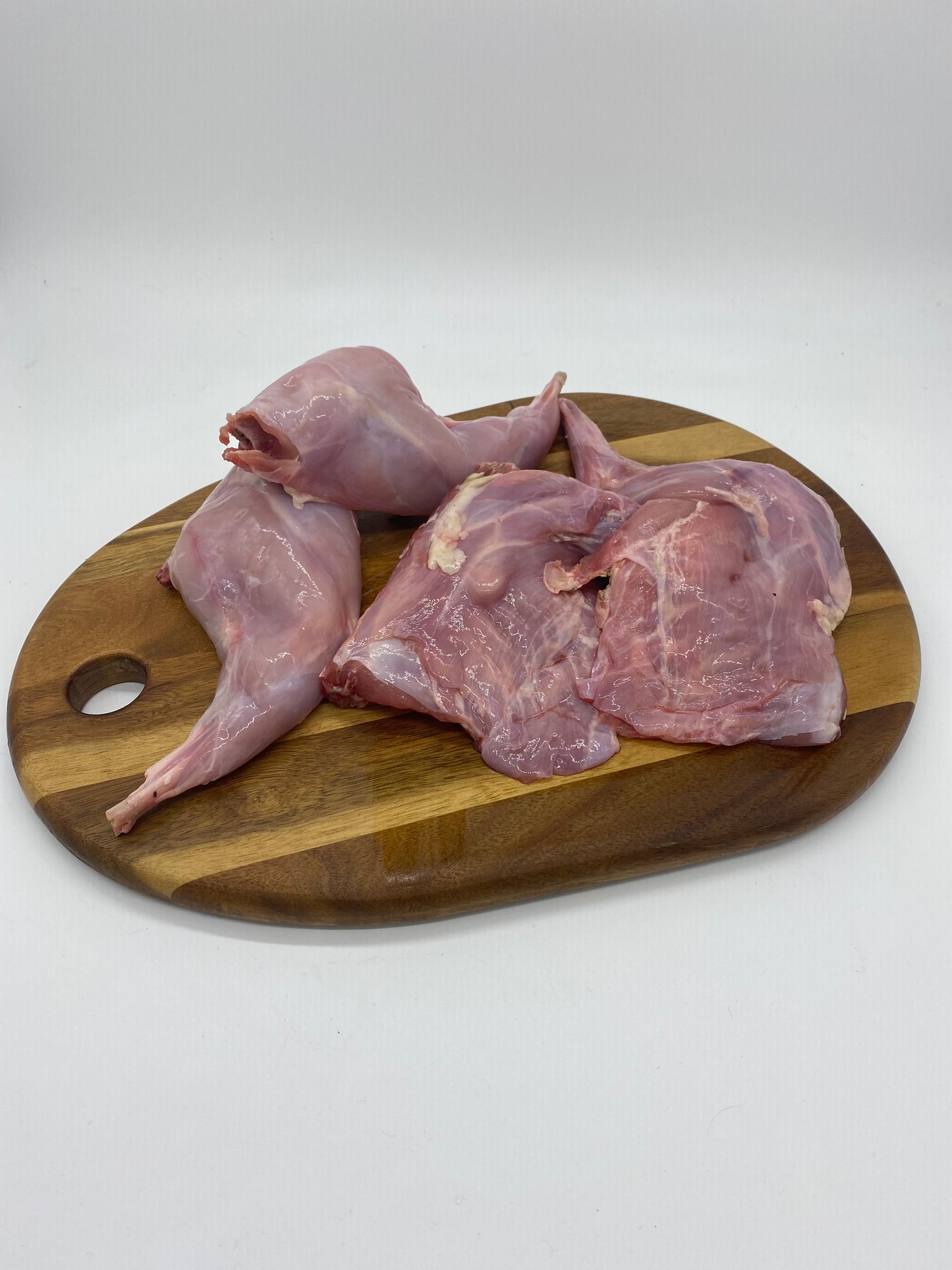 Photo Wild rabbit quatered on a wooden board