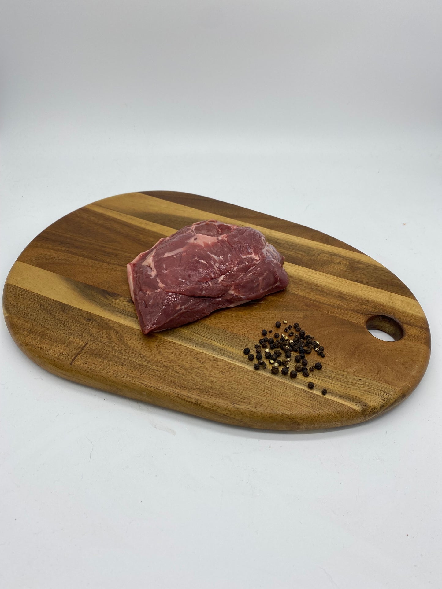 Photo Venison Rump Roast on a wooden board