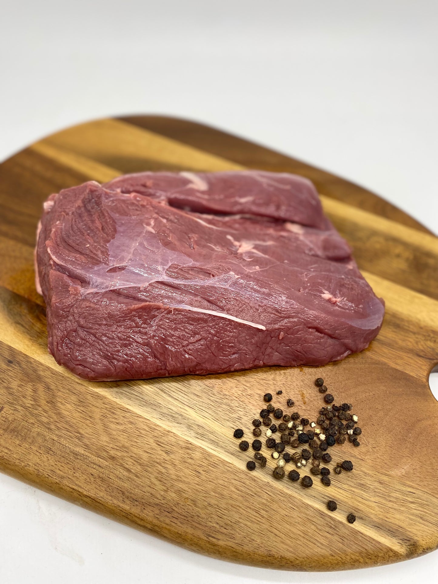 Photo Close up of Venison Silverside Roast on a wooden board
