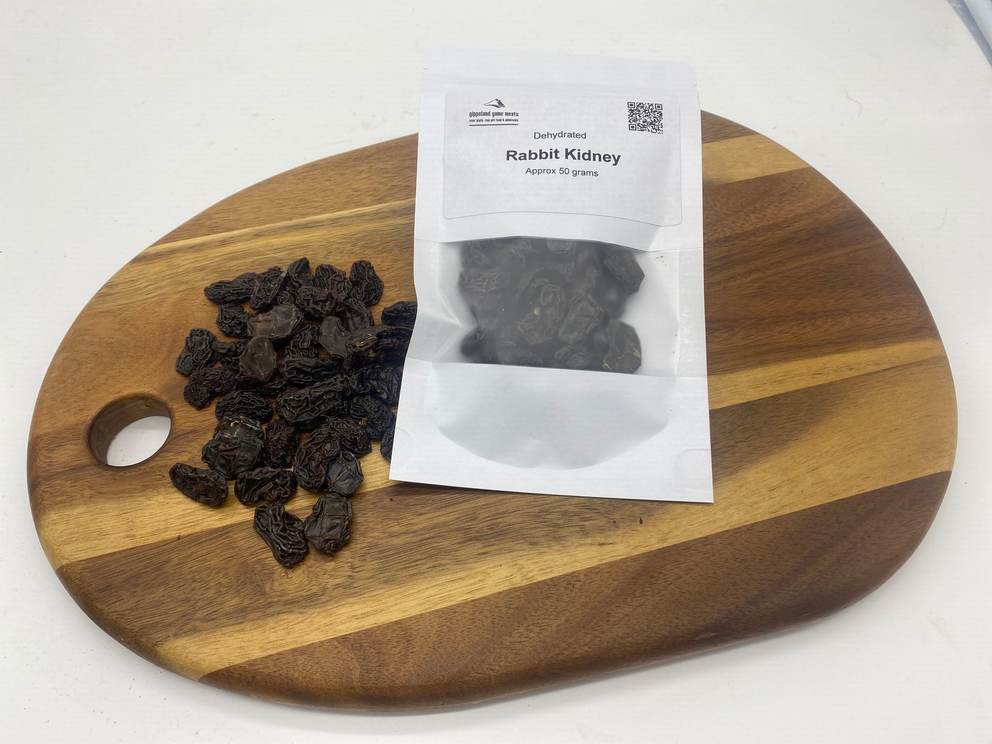 photo Rabbit Kidneys Dehydrated on a wooden board