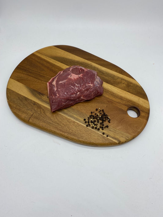 Photo Venison Rump Roast on a wooden board