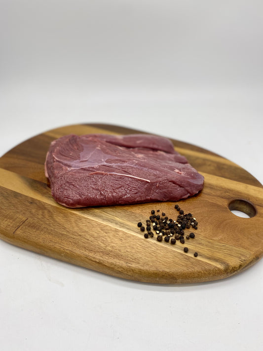 Photo Venison Silverside Roast on a wooden board